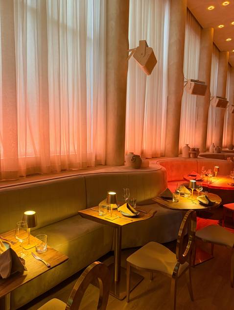 The room at 997 Rue Saint-Jacques set for a corporate day, photograph 6 of six