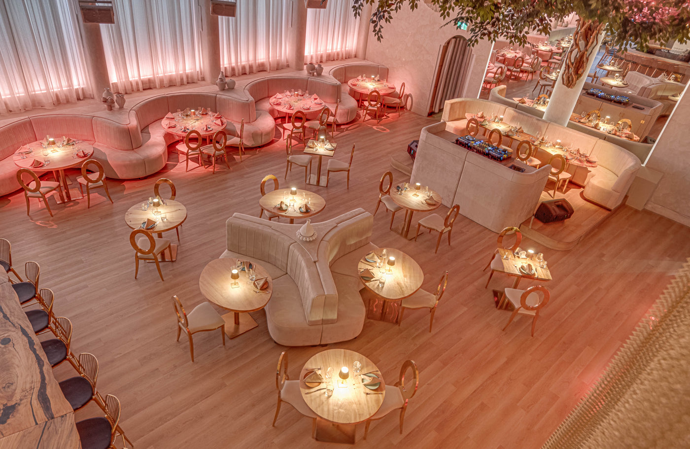The room at 997 Rue Saint-Jacques set for a corporate day, photograph 1 of six