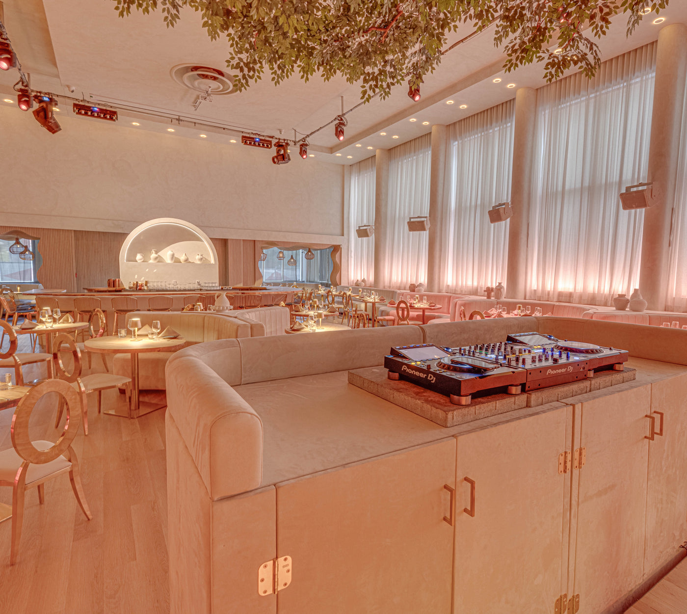 The room at 997 Rue Saint-Jacques set for a corporate day, photograph 3 of six