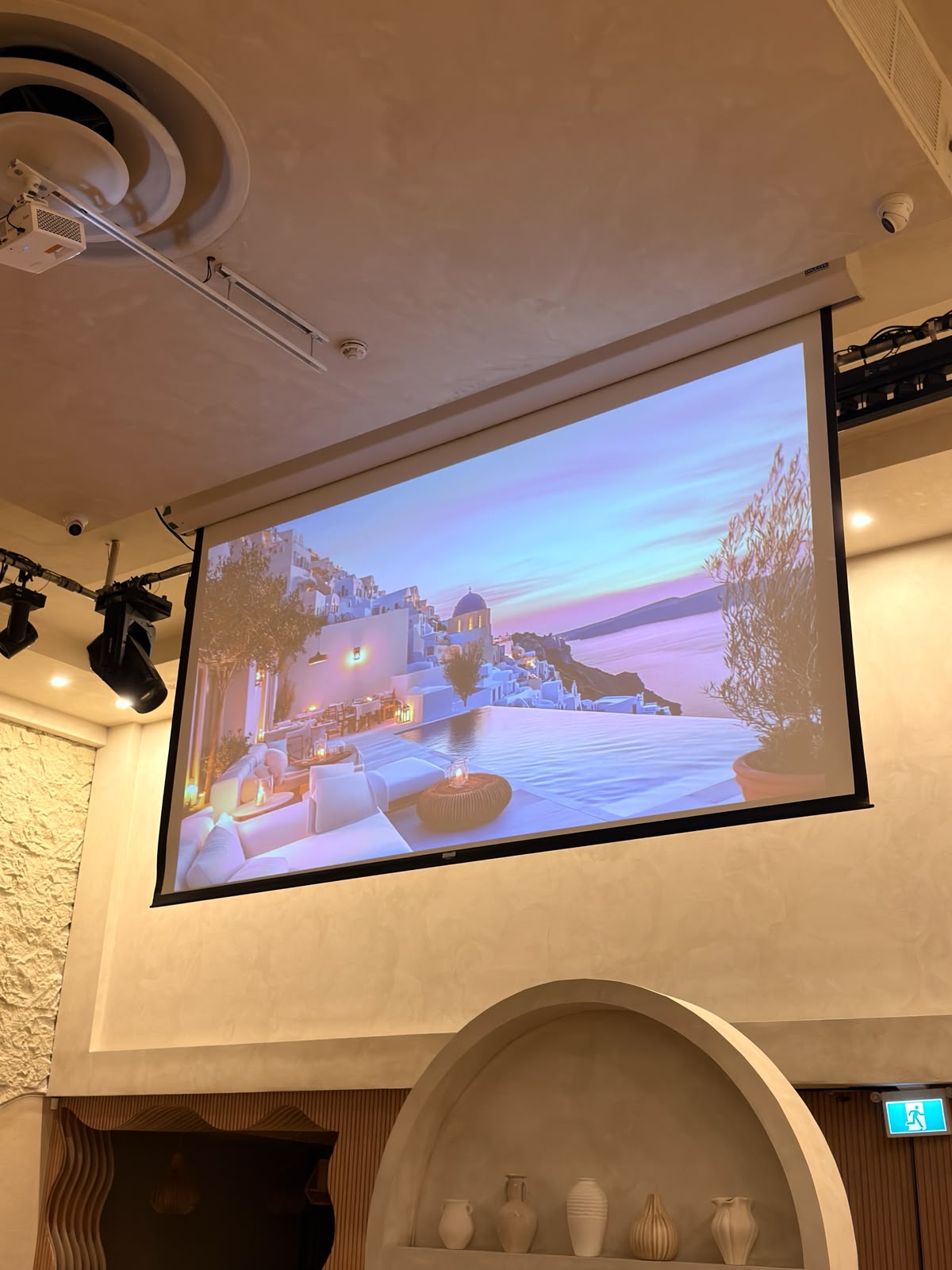 The room at 997 Rue Saint-Jacques set for a corporate day, photograph 4 of six